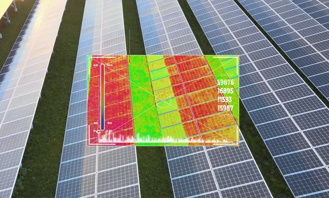 Photovoltaikanlage mit eingeblendeter Wärmebildaufnahme zur thermografischen Inspektion und Erkennung auffälliger Temperaturunterschiede.